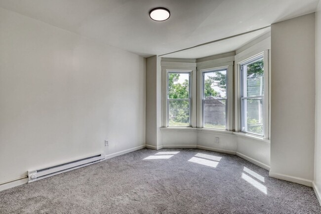Building Photo - Fully Renovated 3 Bedroom, 1 Bathroom Townhouse