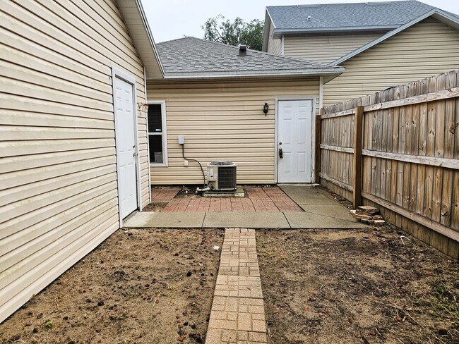 Building Photo - 1004 Park Central Cir