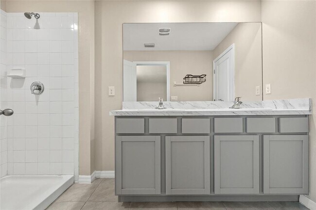 Building Photo - 16847 Delia St