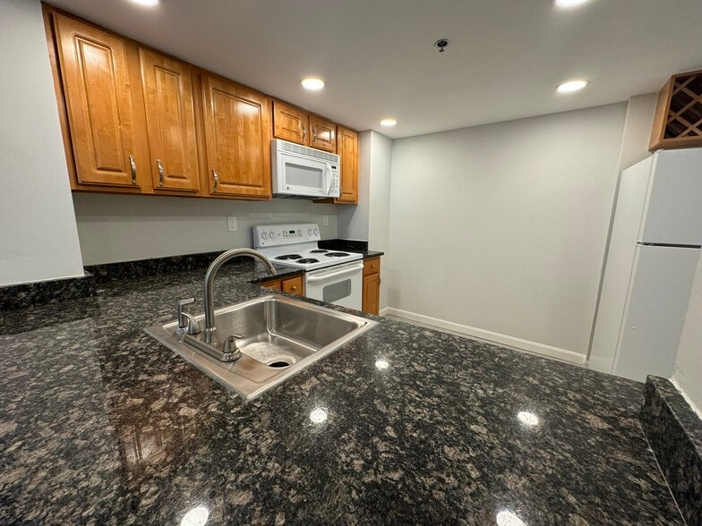 Building Photo - 24 Queensberry St