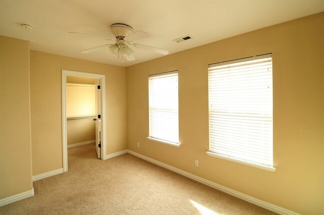 Building Photo - Beautiful Harvest Park Mapleton Townhouse
