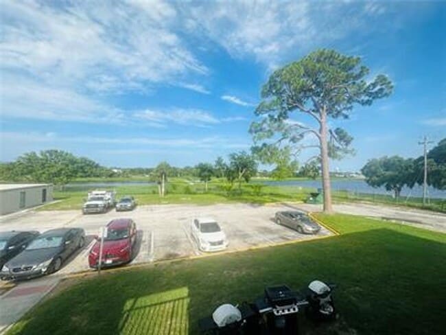 Building Photo - 1 bedroom / 1 bath condo in Crestview Villas