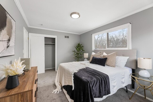 Building Photo - Miller Beach Living FREE Application Fee !
