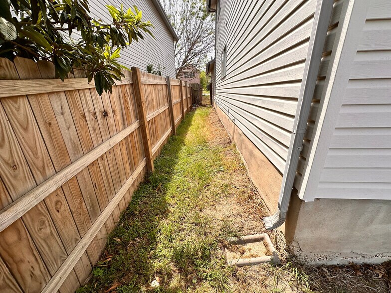 Building Photo - Room in House on Heyerdahl Dr