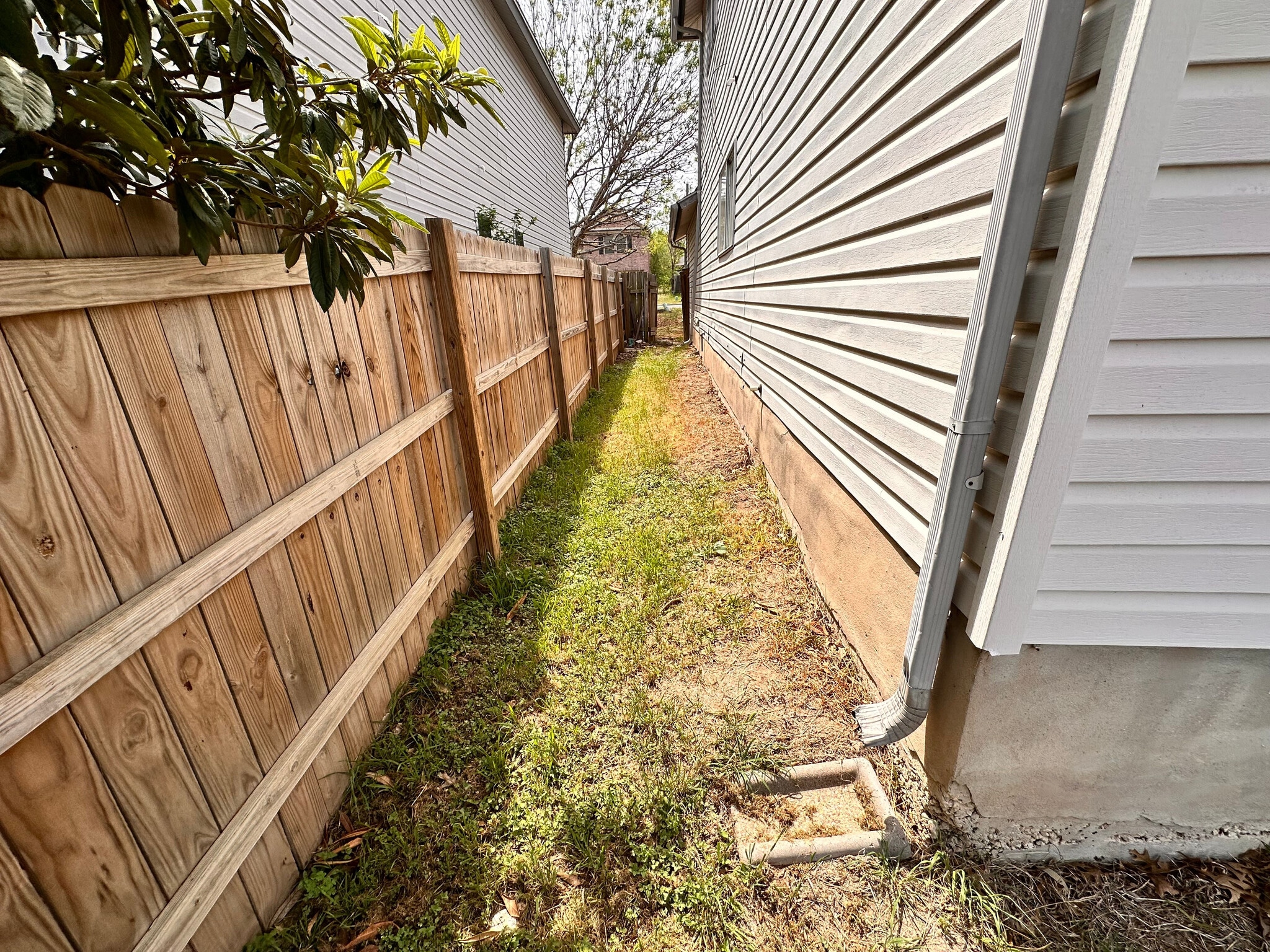 Building Photo - Room in House on Heyerdahl Dr