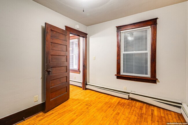 Building Photo - 211 Oak St