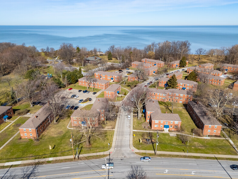 Primary Photo - The Lakeside Apartments