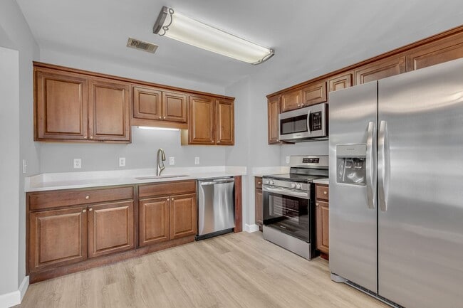 Building Photo - 525 Rushing St