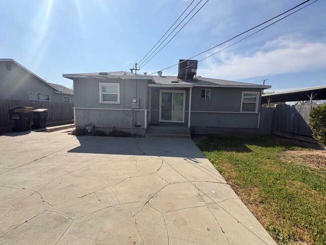 Building Photo - Cozy Home On Spacious Lot near Ballpark Rent Ready!