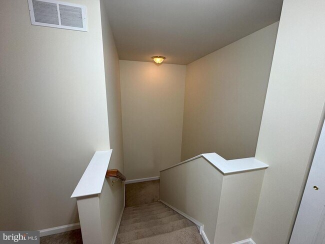 Building Photo - 43 Helene Ct