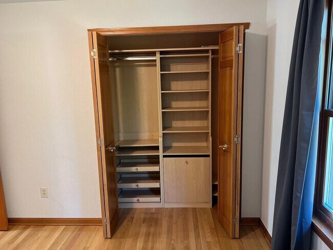 Building Photo - CUSTOM 3BD 2.5BA HARDWOOD FLOORS THROUGHOUT