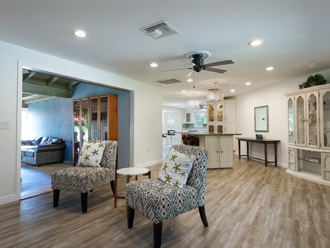 Building Photo - Living Across from Sarasota Bay 3BR/2.5BA Home Minutes to Downtown – Yardwork Included