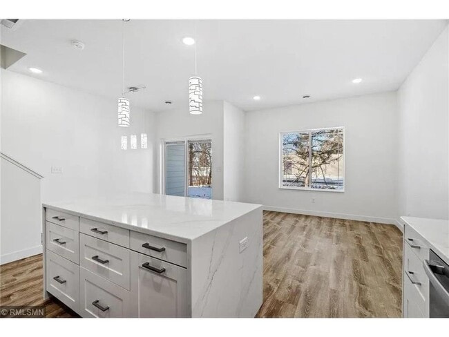 Building Photo - 425 W 8th St