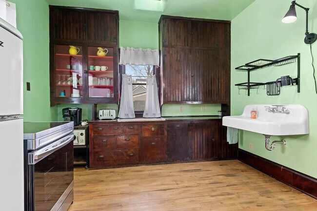 Building Photo - 100 W Main St