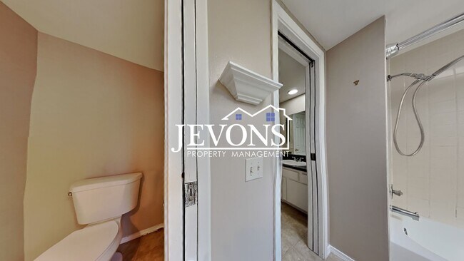 Building Photo - Charming 3-bedroom single-family home with...