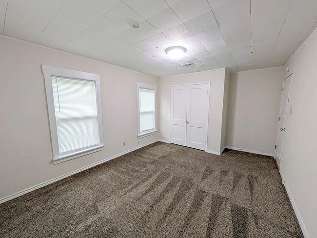 Building Photo - 5365 E Parkway Dr