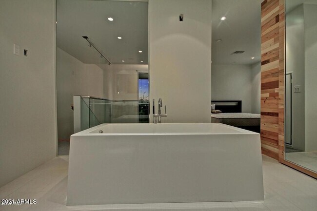 Building Photo - 4747 N Scottsdale Rd