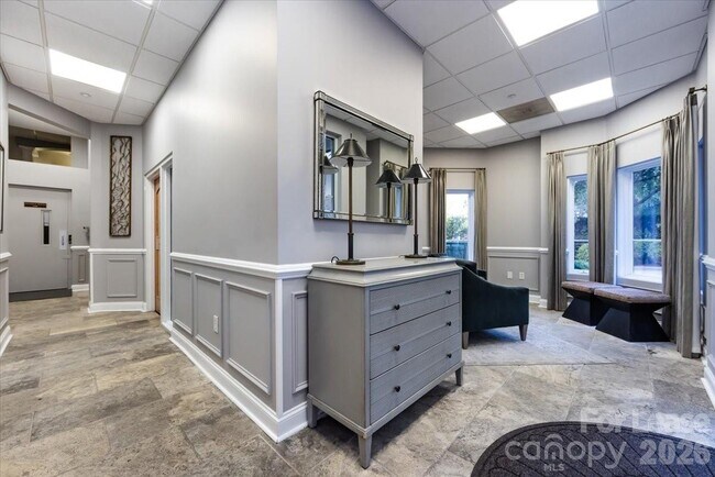 Building Photo - 401 N Church St