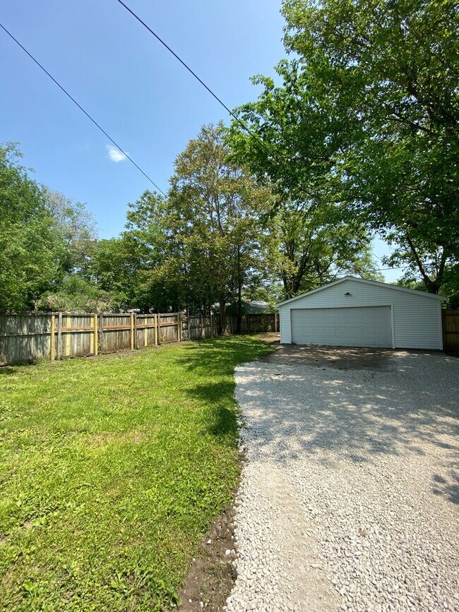 Building Photo - Updated 2 Bedroom 1 Bath