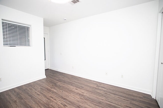 Building Photo - 1713 Gillette St