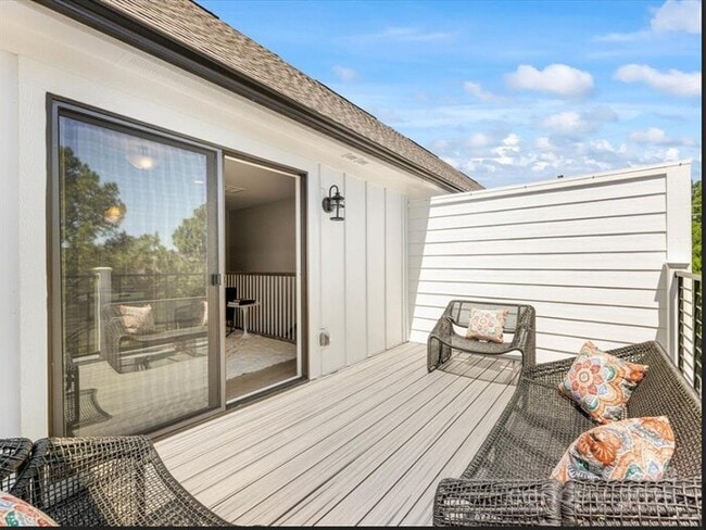 Building Photo - A cozy and spacious 4-bedroom, 5-bath home...
