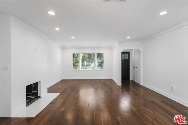 Building Photo - 645 N Sierra Bonita Ave