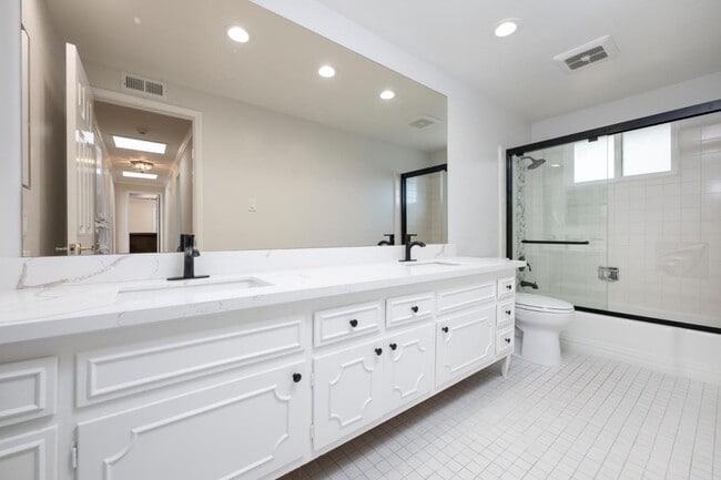 Building Photo - 1394 Manzanita Dr