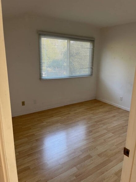 Building Photo - 395 Lagunita Dr