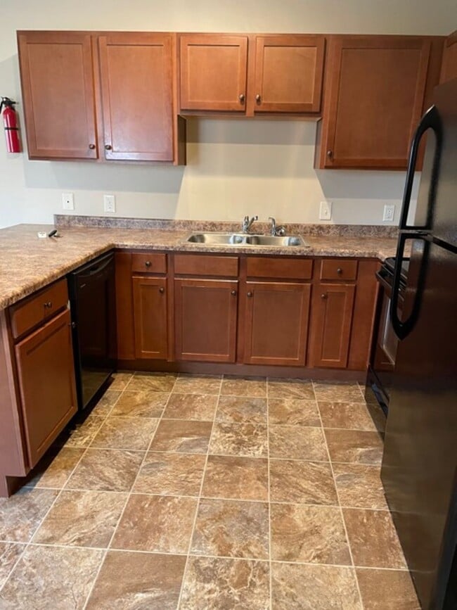Building Photo - Spacious 2 Bedroom Upper Level Apartment