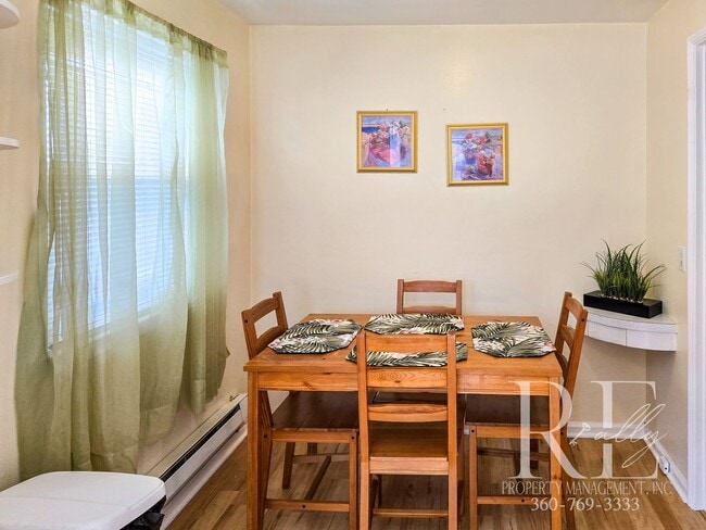 Building Photo - Furnished Cozy 1-Bd Near PSNS