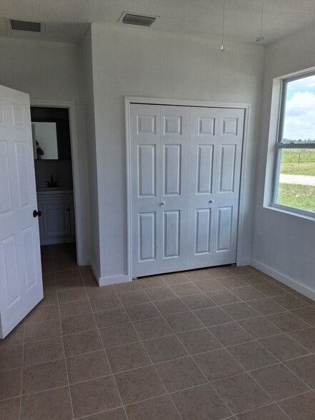 Building Photo - 4965 SE 42nd St