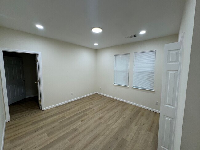 Building Photo - 2554 Selman Ave