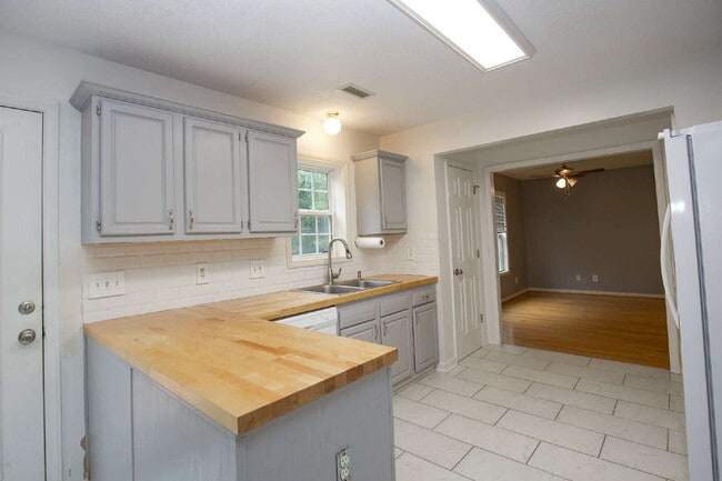 Building Photo - Charming 3 Bedroom, 2,5 Bath home with hug...