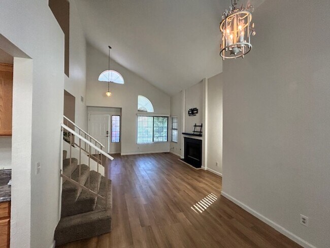 Building Photo - STUNNING 4 BEDROOM 3 BATH, 2 STORY HOME WI...