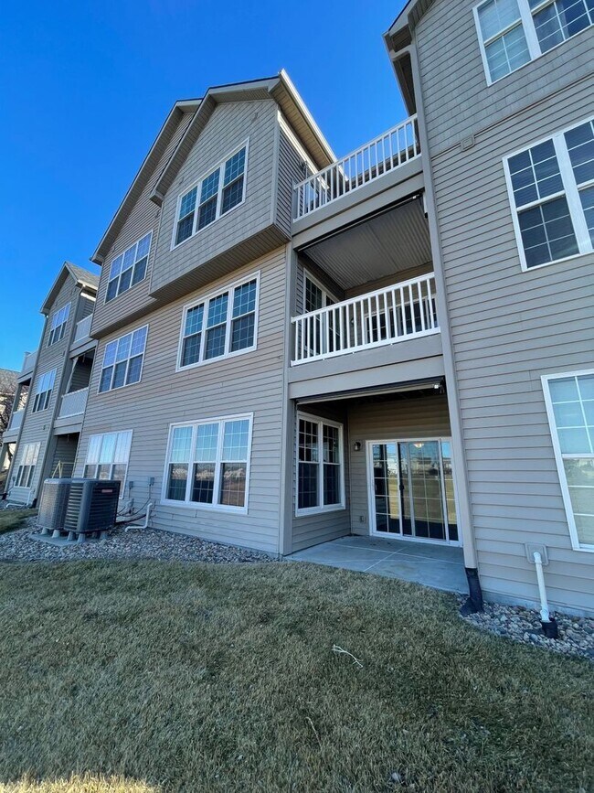 Building Photo - Town Home For Rent Bellevue!