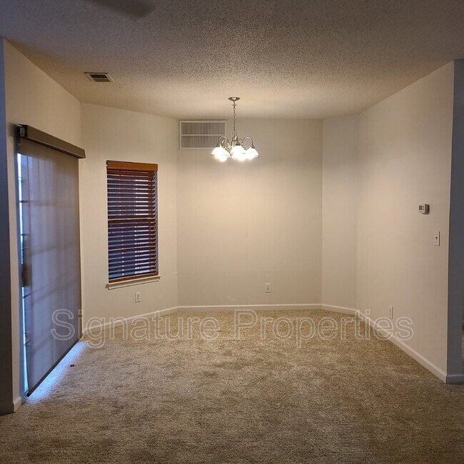 Building Photo - 830 Brassie Ln