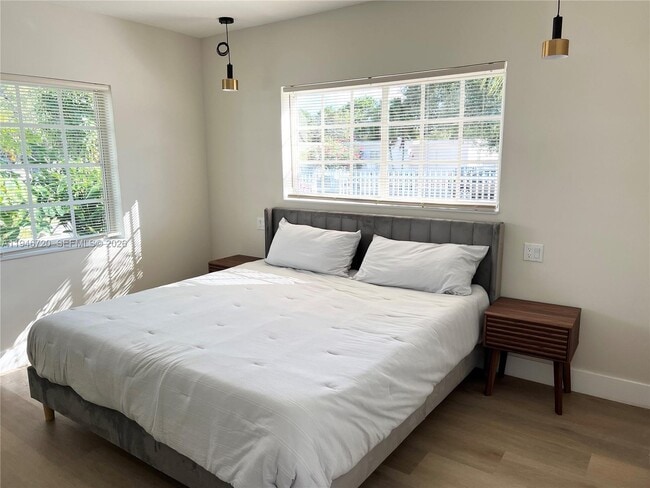 Building Photo - 1129 NE 111th St