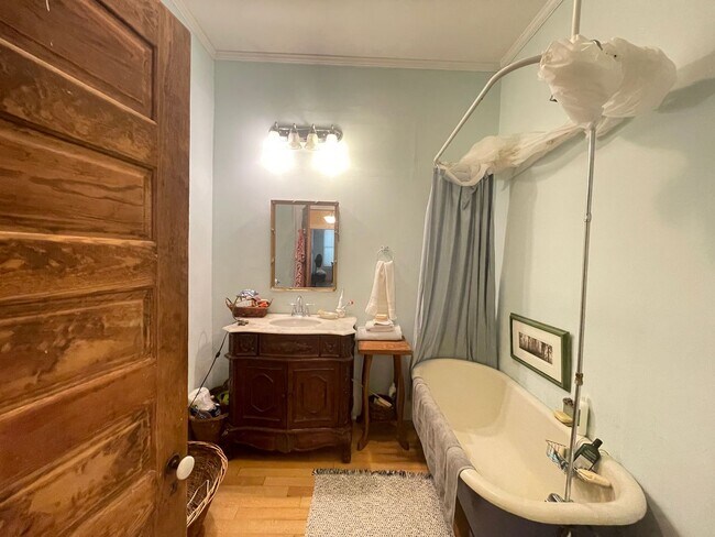 Building Photo - Charming 2BR Duplex in Boulevard – Walk to...