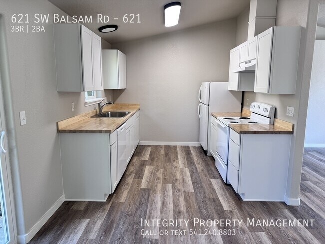 Building Photo - 621 SW Balsam Rd