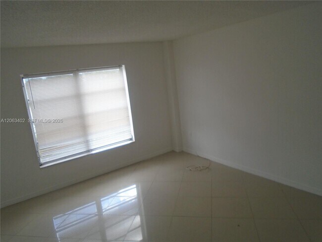 Building Photo - 4174 Inverrary Dr