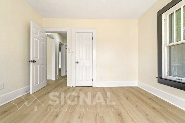 Building Photo - 425 Oak St