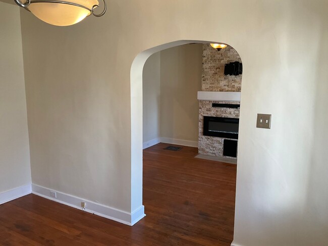 Building Photo - Huge 3/4 bedroom 1.5 bath updated home wit...