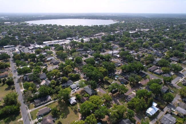 Building Photo - 1/1 in Central Lakeland with a great side ...