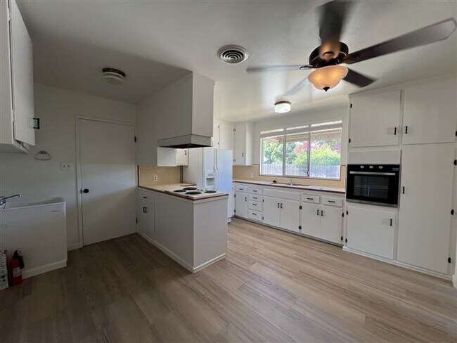 Building Photo - Lovely Historic Folsom 2 Bedroom Home on Corner Lot