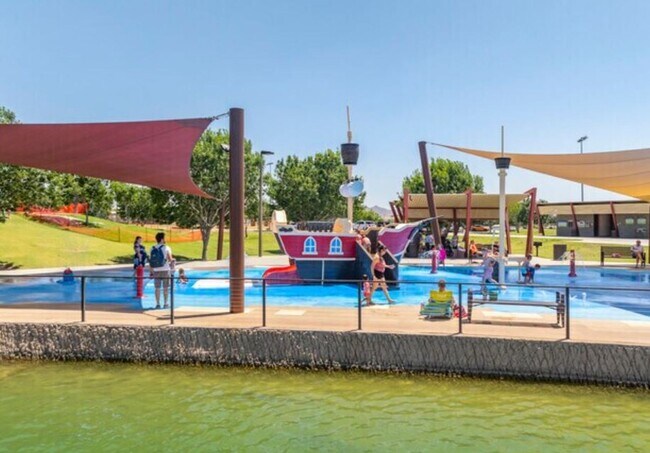 Building Photo - 5 Bedroom Home