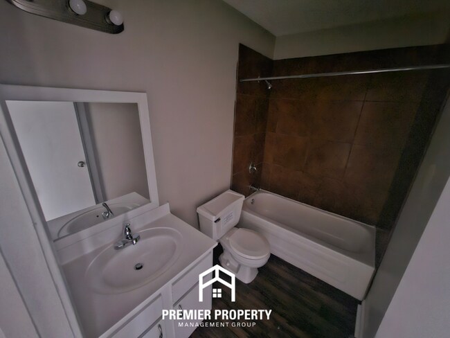 Building Photo - Spacious 3BR Memphis Home with Vaulted Ceilings, Fireplace & Fenced Backyard