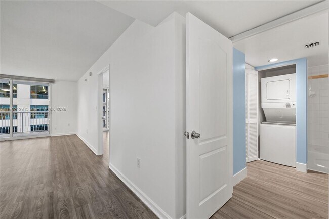 Building Photo - 1200 Brickell Bay Dr