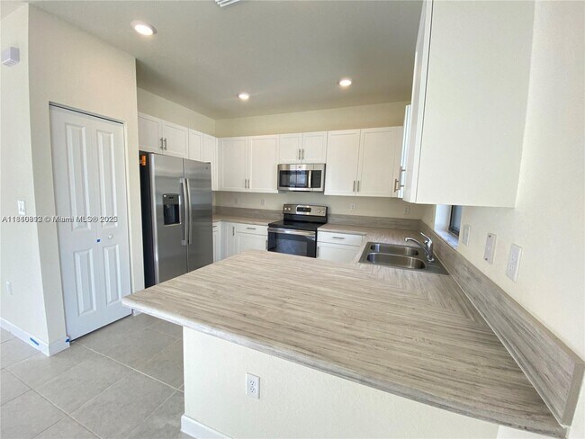 Building Photo - 3309 W 111th Pl
