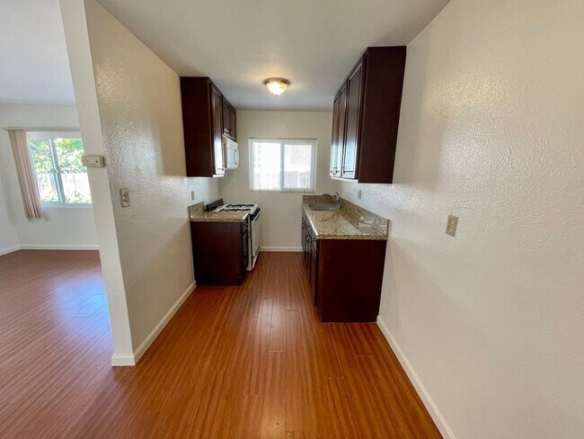 Building Photo - $500 OFF 1ST MONTHS RENT!!! 1 Bedroom 1 Ba...