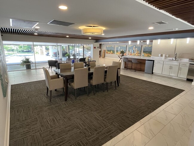 Building Photo - Updated 3 Bed Condo in Myers Park